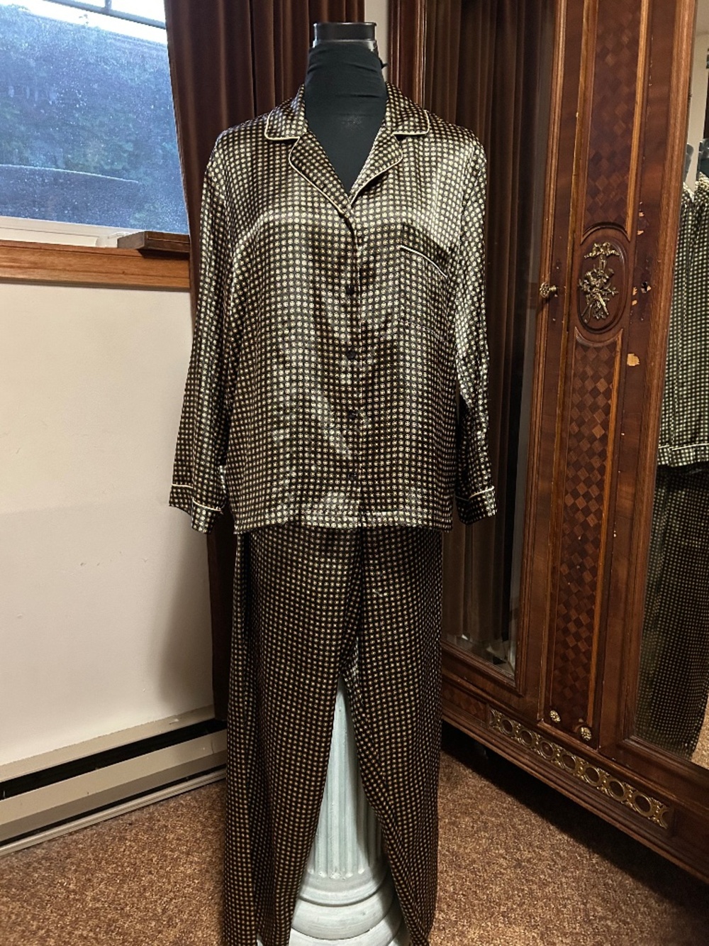 Jones New York Black and Gold Satin Pyjamas